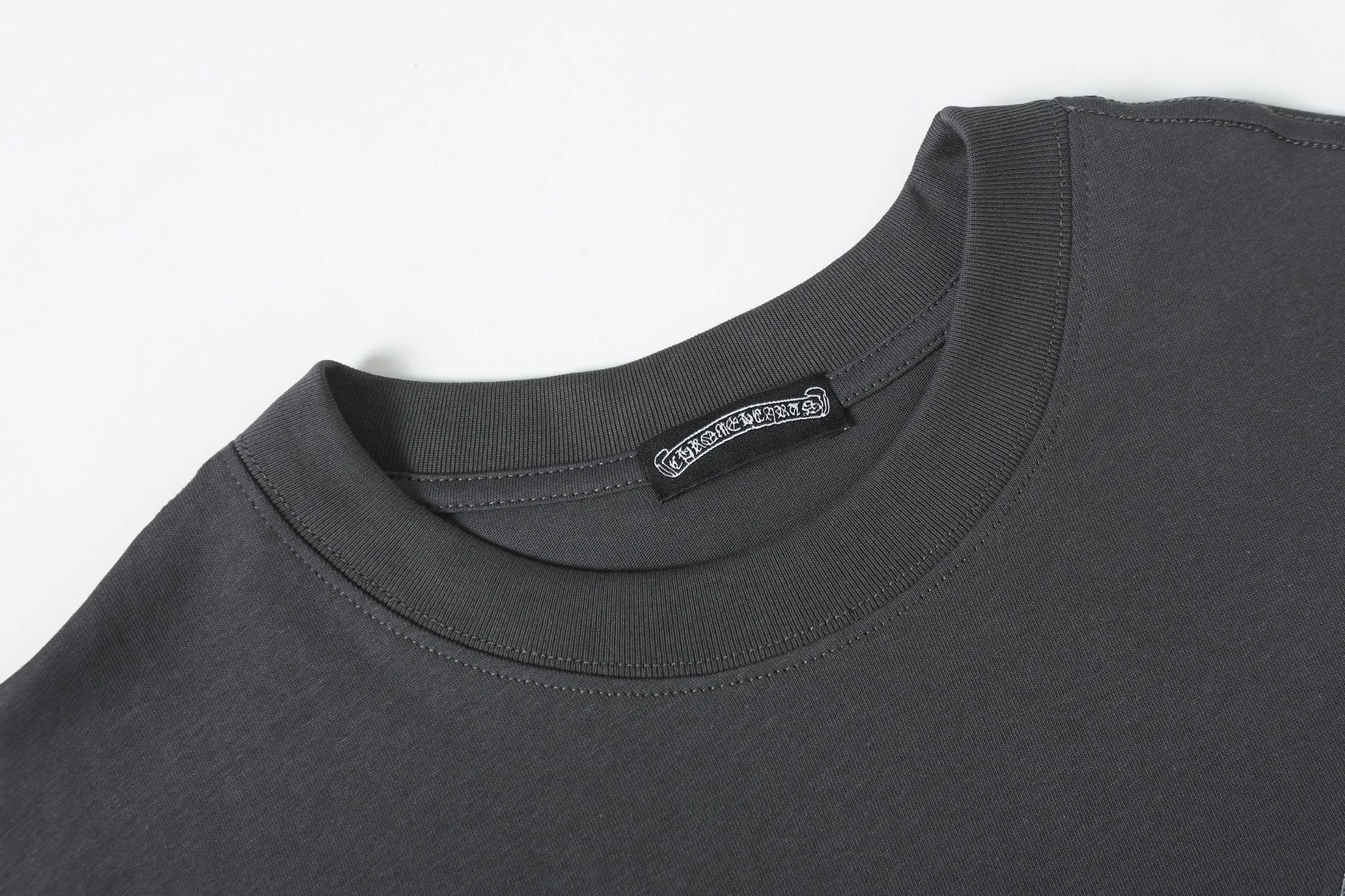 P160 Chrome Hearts CH Chrome Hearts Heavy Industry patch embroidered cross ✝️Short-sleeved T-shirt Use imported Tajima machine embroidery Correctly configured Black 2025 Chrome Hearts nylon bag authentic packaging 260 grams of custom-dyed double-yarn cotton Large version Loose and stylish Differentiated from low version slim and long version The upper body pulls the hips 100% commitment: top quality Do not make fast food The highest version on the market Top quality - different from those ordinary versions on the market If you care about quality, you should also respect the price. Absolutely 0 after-sales service and 0 return rate so far. It’s hard not to love the style - 260g custom-dyed double yarn fabric - Correct high-density main mark, washed tag, hand-sewn